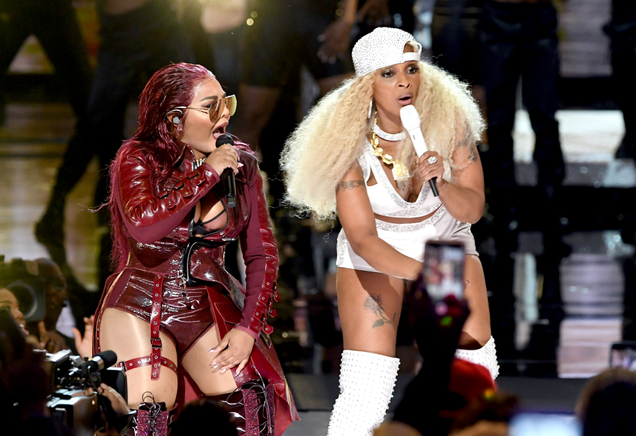(L-R) Lil’ Kim and Mary J. Blige perform onstage